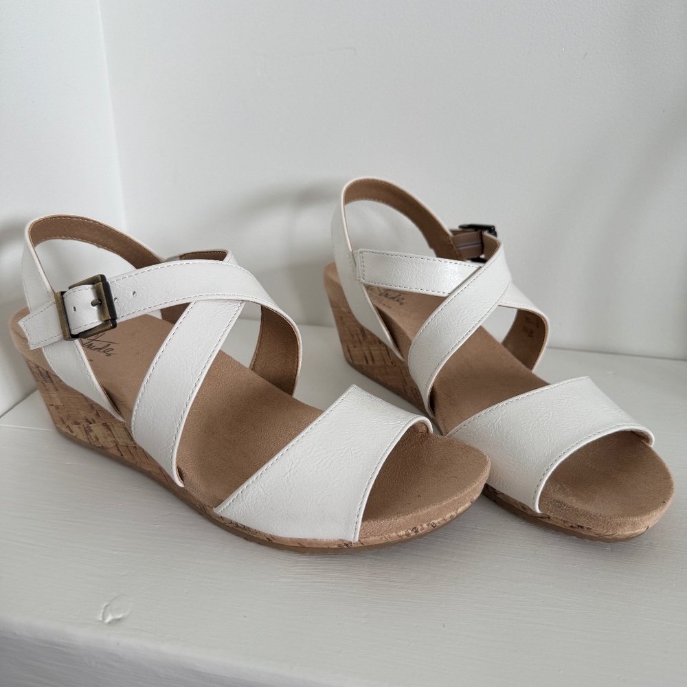 New Women's Sandals (size 6)